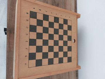 Schaakspel in houten doos beschikbaar voor biedingen
