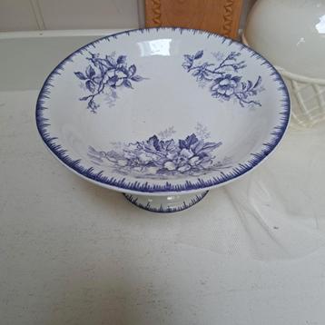 Aardewerk Schaal op voet Fruitschaal. S.C.MAESTRICHT Olga  beschikbaar voor biedingen