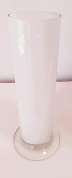 Witte glazen vaas, Wit, Ophalen of Verzenden, Minder dan 50 cm, Glas