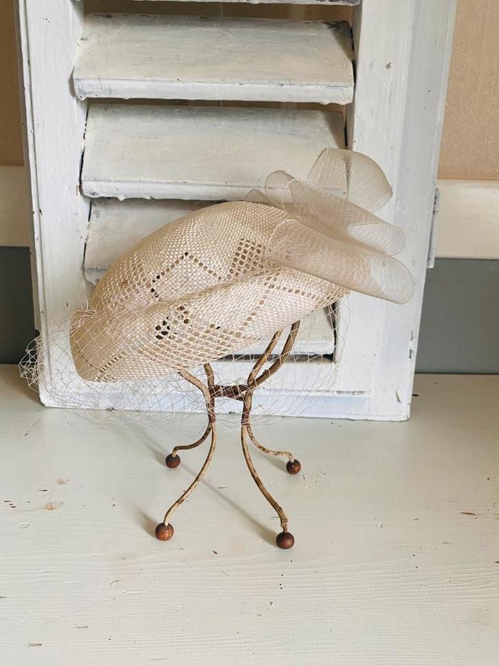 Mooi decoratief Frans hoedenstandaard met elegant hoedje, Antiek en Kunst, Curiosa en Brocante, Ophalen of Verzenden