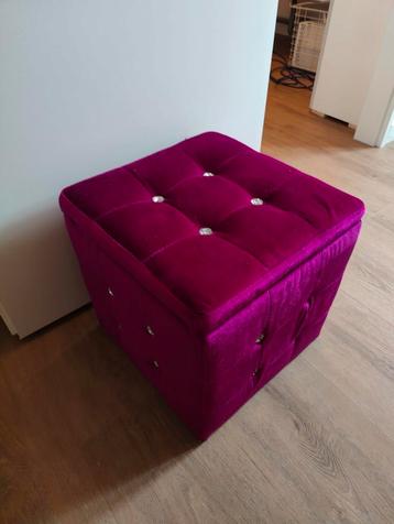 Roze poef met opbergvak beschikbaar voor biedingen
