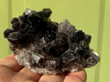 Rookkwarts moroon cluster mienralen beschikbaar voor biedingen