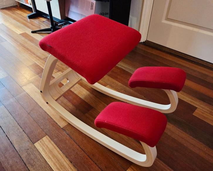 Varier Variable kniestoel - Natuurlijk/Rood, Huis en Inrichting, Stoelen, Zo goed als nieuw, Ophalen