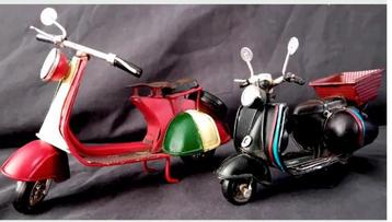 Metalen Vespa Brommertjes  beschikbaar voor biedingen