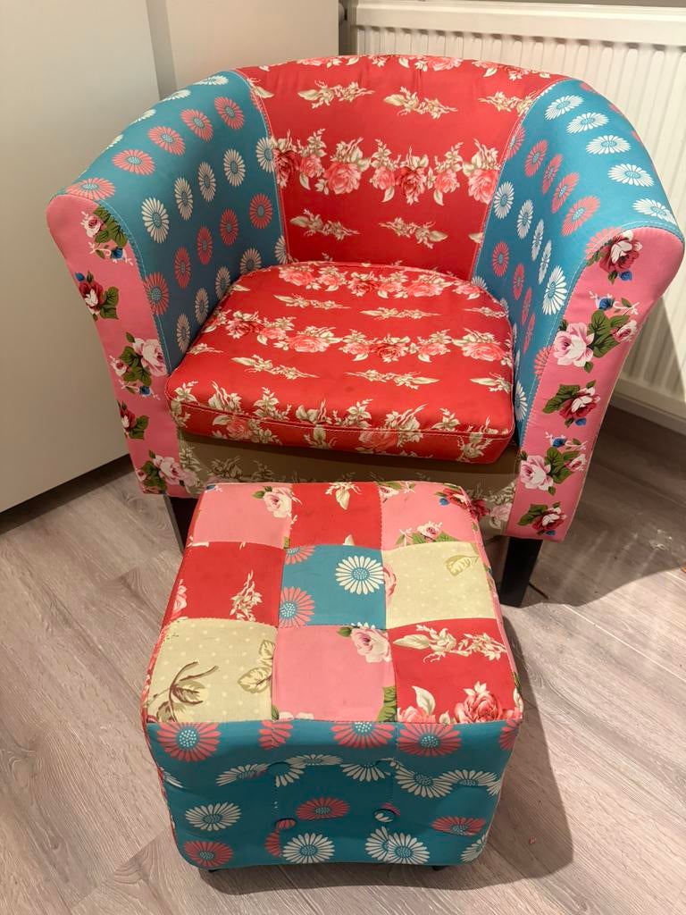 Vrolijke stoel met bijpassende poef, Ophalen, Zo goed als nieuw, Eenpersoons, Minder dan 150 cm