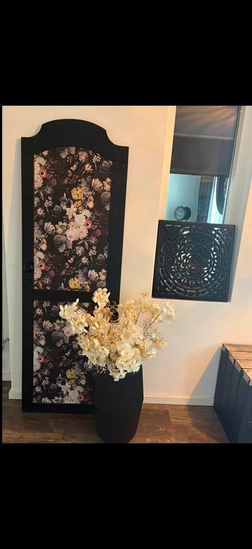 Unieke wanddecoratie, een oude deur beschikbaar voor biedingen