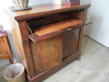 Antiek kastje/bureautje beschikbaar voor biedingen