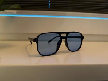Azure Frame – Blau zonnebril met karakter beschikbaar voor biedingen