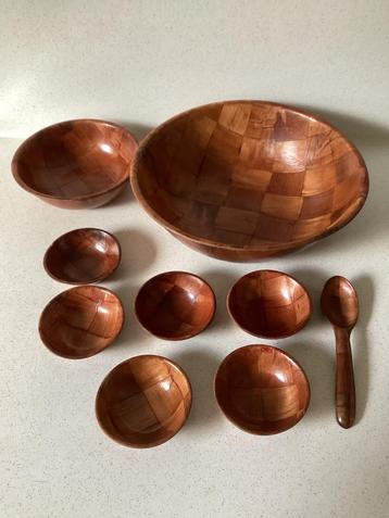 Vintage houten kommen. Salade, dipjes, chips, etc beschikbaar voor biedingen