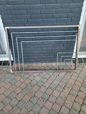 Twee ijzeren rechthoeken - basis voor buiten schilderij  beschikbaar voor biedingen