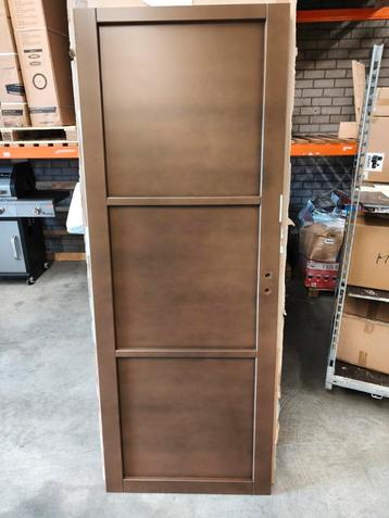 Nieuwe brons kleurige binnendeur met 3 panelen afm 73x198cm beschikbaar voor biedingen