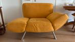 Okergele (gele) fauteuil met bewegende armleuning, Huis en Inrichting, Fauteuils, Ophalen, Gebruikt, Stof, 75 tot 100 cm