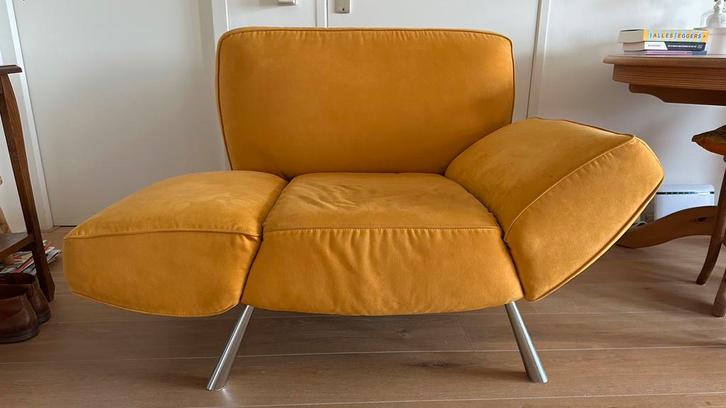 Okergele (gele) fauteuil met bewegende armleuning, Huis en Inrichting, Fauteuils, Gebruikt, Stof, 125 cm of meer, 75 tot 100 cm