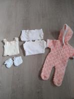 Poppenkleertjes  2 luiertruitjes borststrok slofjes onessie, Ophalen of Verzenden, Nieuw, Babypop
