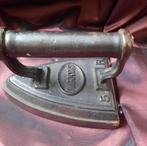 Oude gietijzeren strijkijzer, Antiek en Kunst, Ophalen of Verzenden