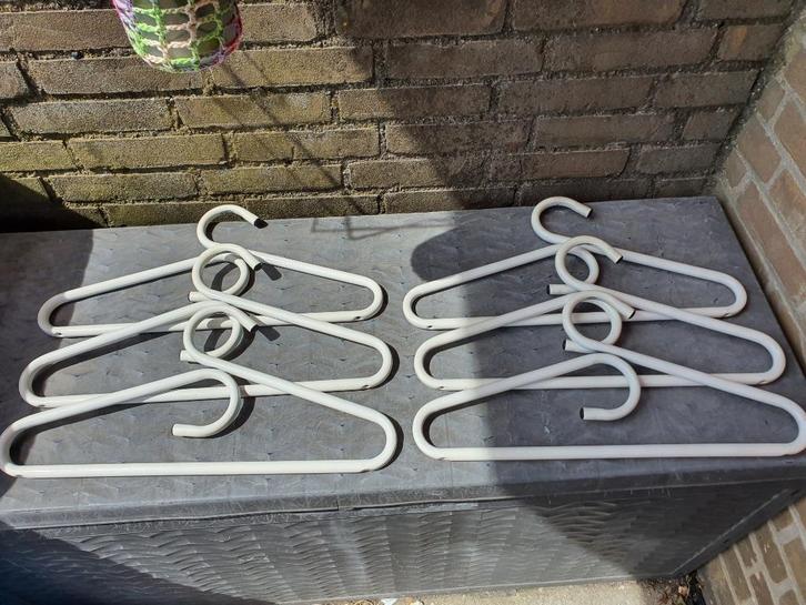 6 Witte vintage kledinghangers metaal met gebruikssporen, Verzamelen, Retro, Huis en Inrichting, Ophalen of Verzenden