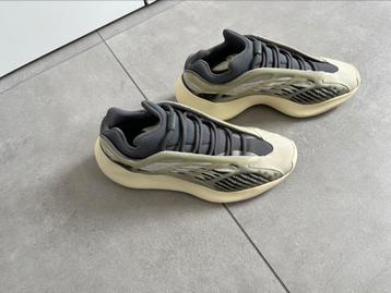 Yeezy 700 V3 fade salt beschikbaar voor biedingen