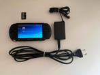 PSP E1004 (Compleet), Spelcomputers en Games, Spelcomputers | Sony PSP, Ophalen of Verzenden, Zo goed als nieuw, Zwart
