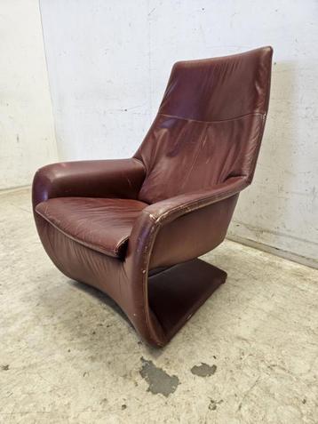 Rood leren relaxfauteuil, design stoel, met gebruikerssporen beschikbaar voor biedingen