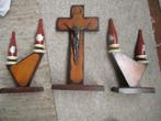 Kruisbeeld met kandelaars en houten kaarsen, Antiek en Kunst, Ophalen of Verzenden