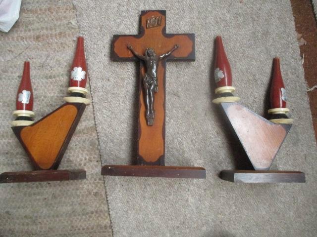 Kruisbeeld met kandelaars en houten kaarsen, Antiek en Kunst, Curiosa en Brocante, Ophalen of Verzenden