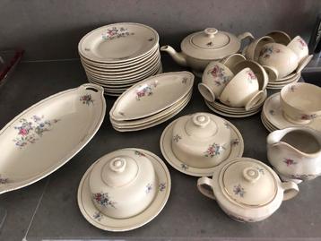 Retro servies, 9 pers. beschikbaar voor biedingen