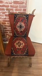 Unieke handgemaakte houten stoel met traditioneel tapijt, Antiek en Kunst, Antiek | Meubels | Stoelen en Banken, Ophalen of Verzenden
