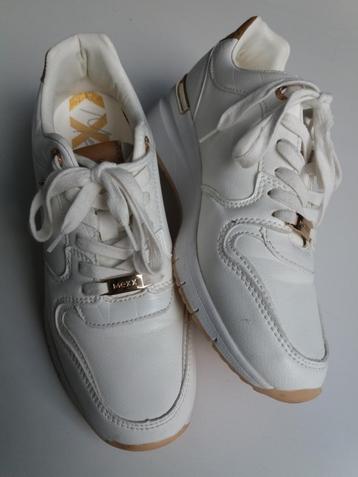 Sneakers beschikbaar voor biedingen