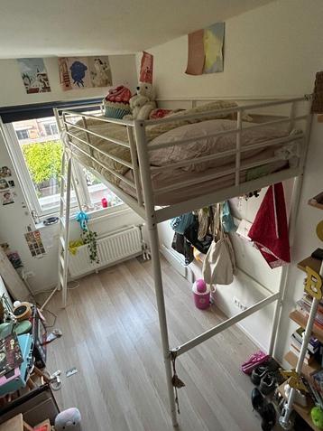 Mooie hoogslaper, frame met matras beschikbaar voor biedingen