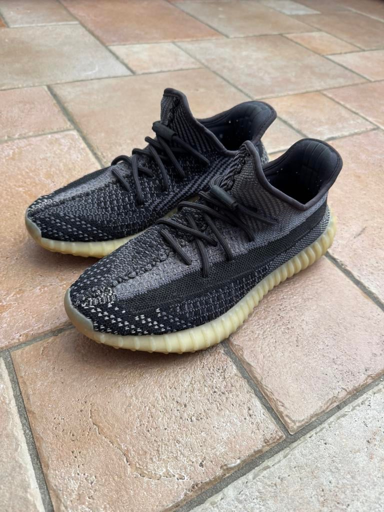 Yeezy Boost 350 V2 Carbon maat 42 2/3, Kleding | Heren, Schoenen, Overige kleuren, Ophalen of Verzenden, Sneakers of Gympen, Gedragen