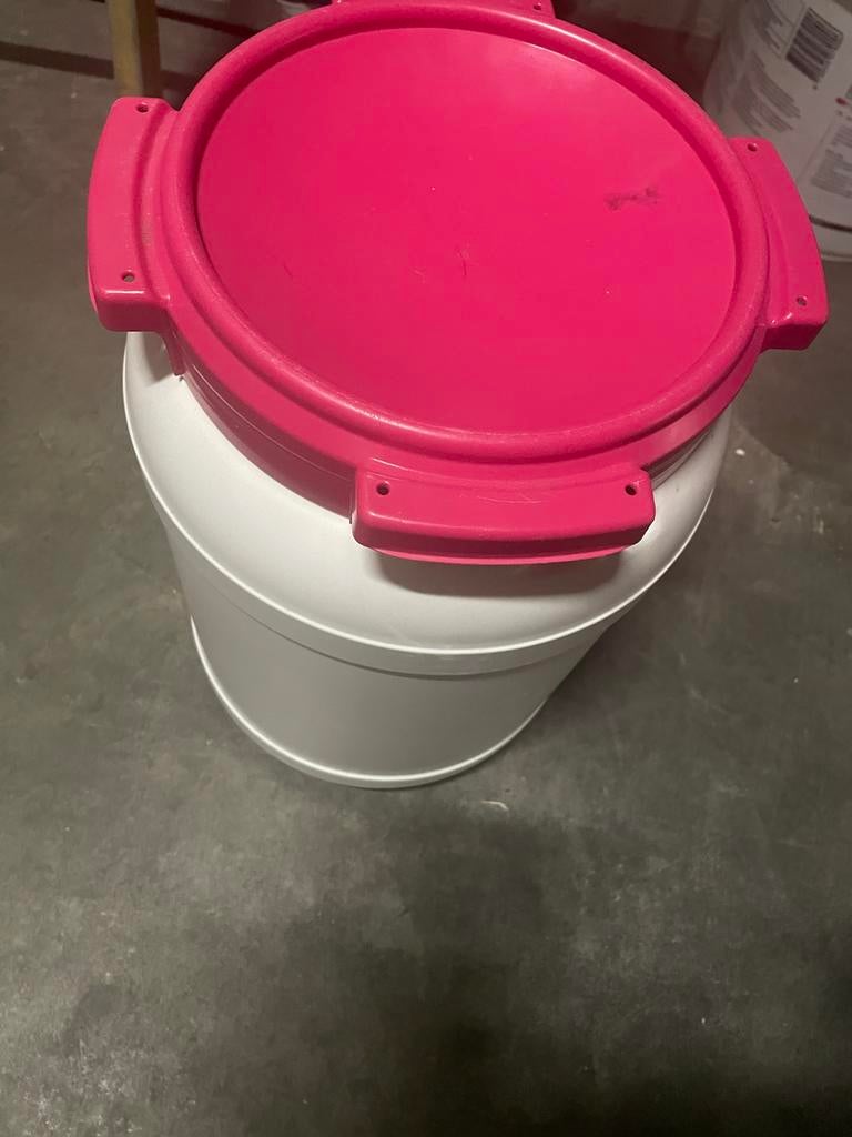 2 opslag / voer tonnen met deksel., Dieren en Toebehoren, Dierenvoeding, Ophalen, Pluimvee