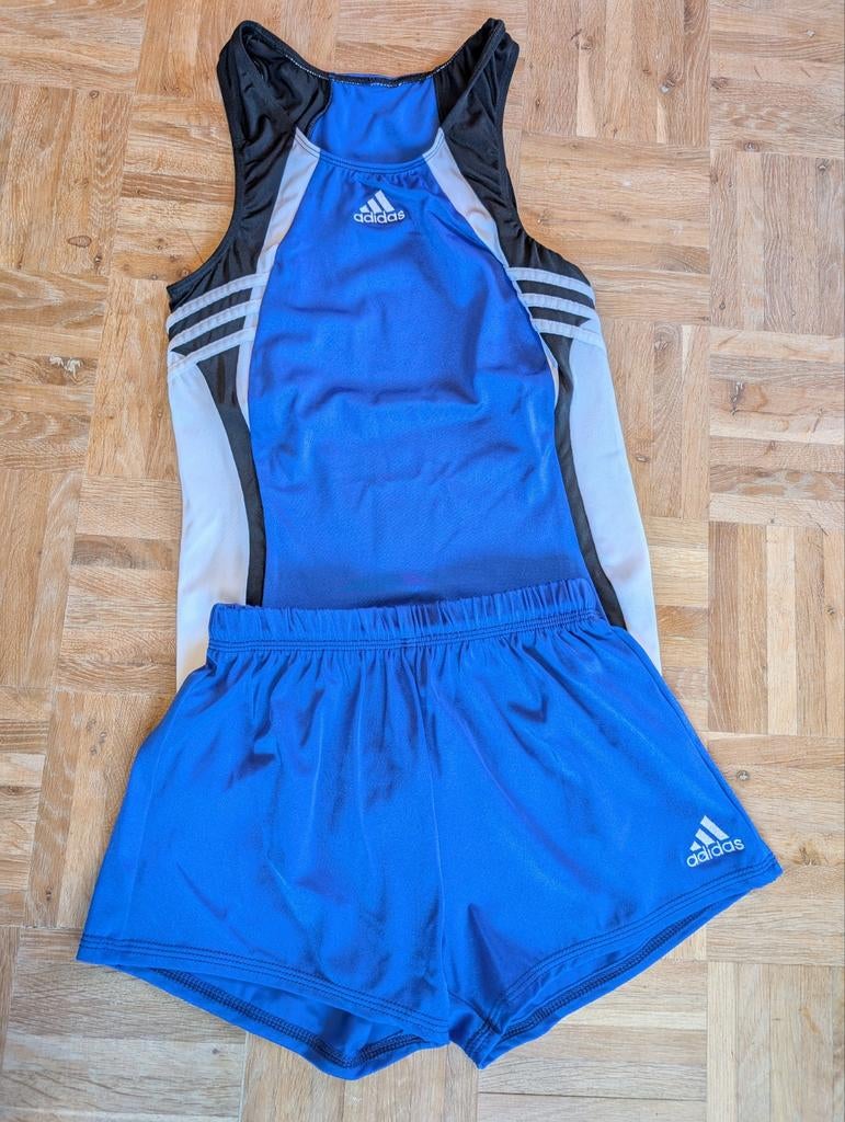 Jongens turnpakje met broekje - Adidas - Maat AM, Sport en Fitness, Turnen, Blauw, Ophalen of Verzenden, Zo goed als nieuw, Turnpak(je)