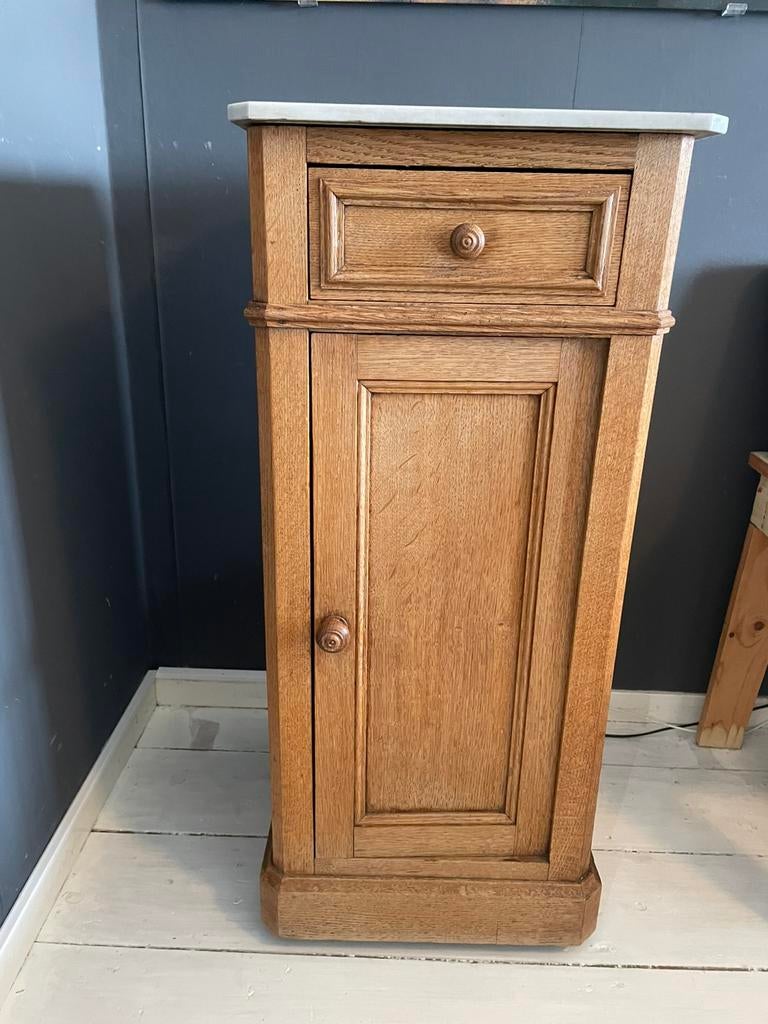 Antiek Frans kastje met marmeren blad, Huis en Inrichting, Slaapkamer | Nachtkastjes, Ophalen, Gebruikt, Minder dan 45 cm, 70 cm of meer