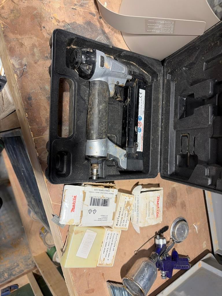 Tacker met duizenden nietjes in diverse maten 0,6mm, Doe-het-zelf en Verbouw, Ophalen, Gebruikt