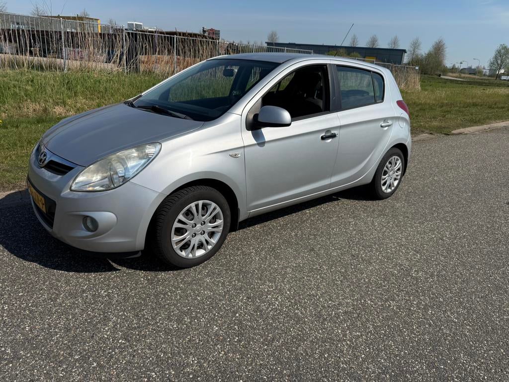 Hyundai i20 1.4 5-DRS 2010 Grijs, Auto's, Voorwielaandrijving, 450 kg, 40 €/maand, 4 cilinders