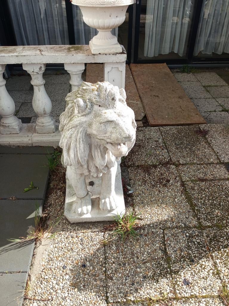 2 leeuwen van beton, Ophalen