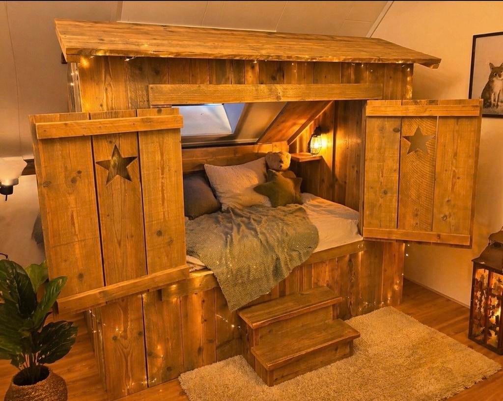 Handgemaakte bedstee/huisjes bed, Huis en Inrichting, Ophalen, Gebruikt, Eenpersoons, Bruin