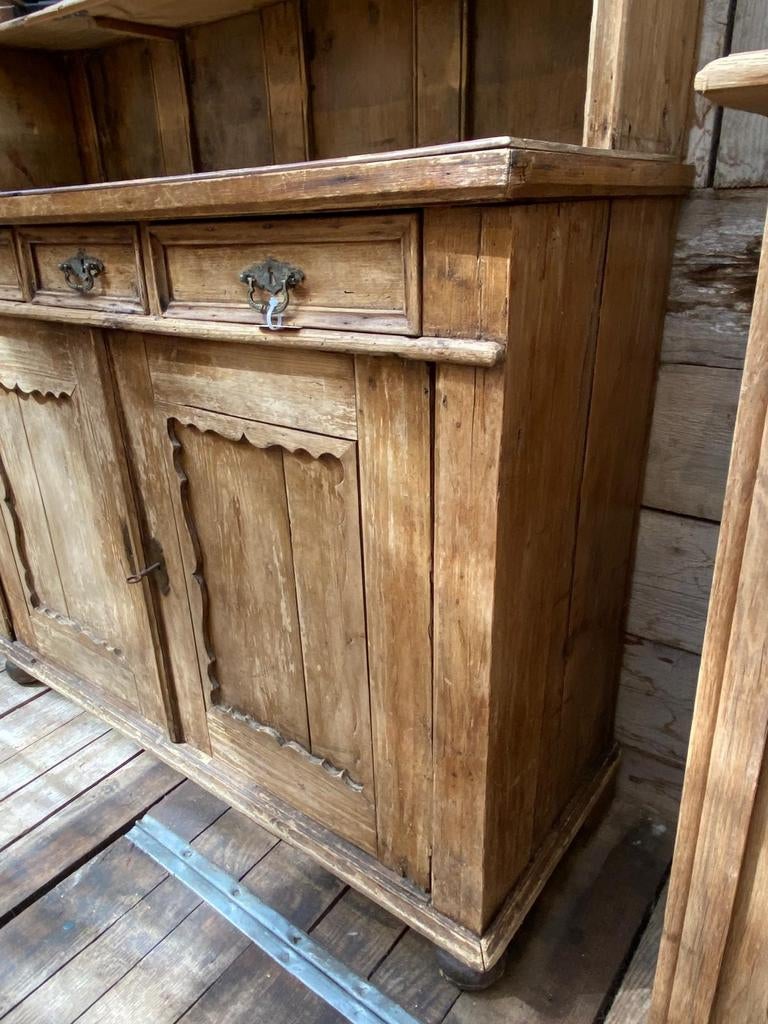 Oud grenen kast buffetkast met sierlijke kuif, Ophalen