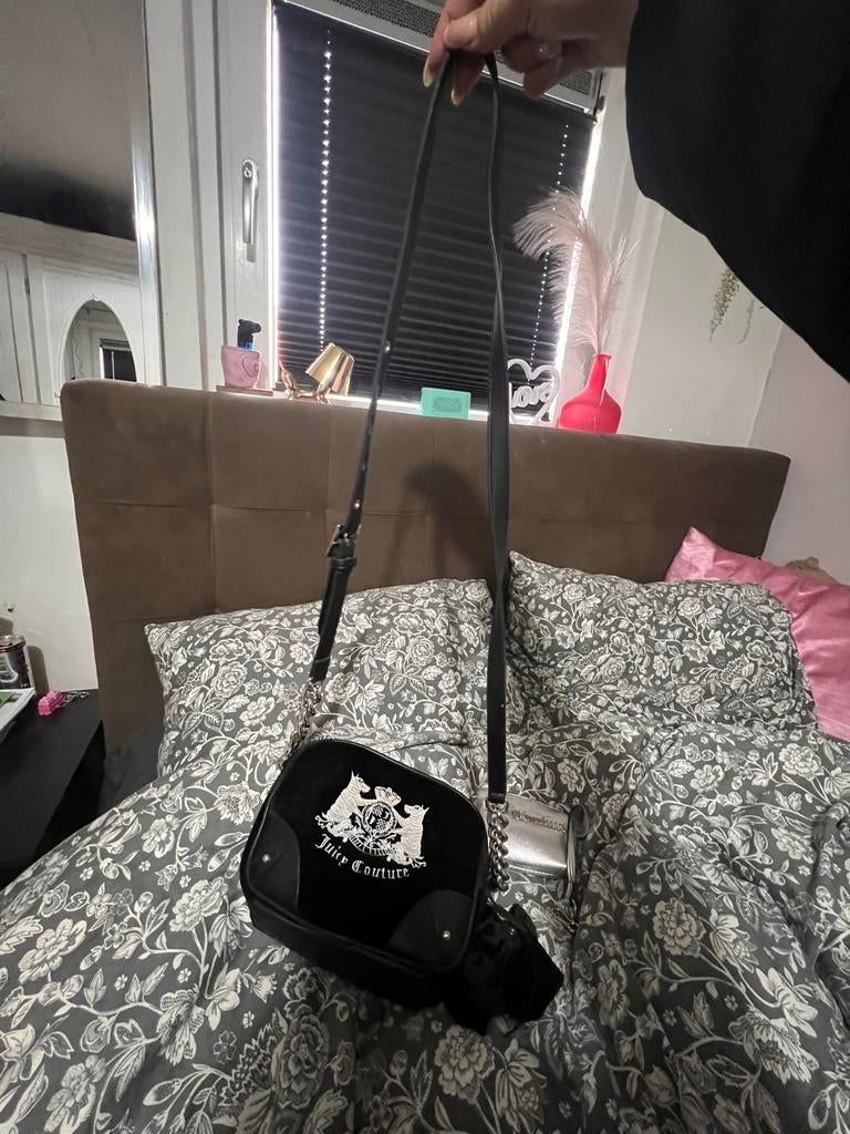 Juicy Couture tas zwart met zilver, Sieraden, Tassen en Uiterlijk, Tassen | Damestassen, Ophalen, Gebruikt, Zwart, Schoudertasje