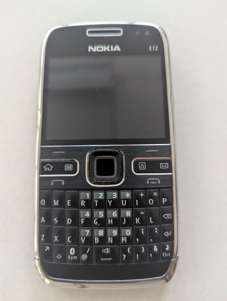 Klassieke Nokia E72, met oplader, in goede staat! €60,00, Gebruikt, Zwart, Fysiek toetsenbord, 3 tot 6 megapixel