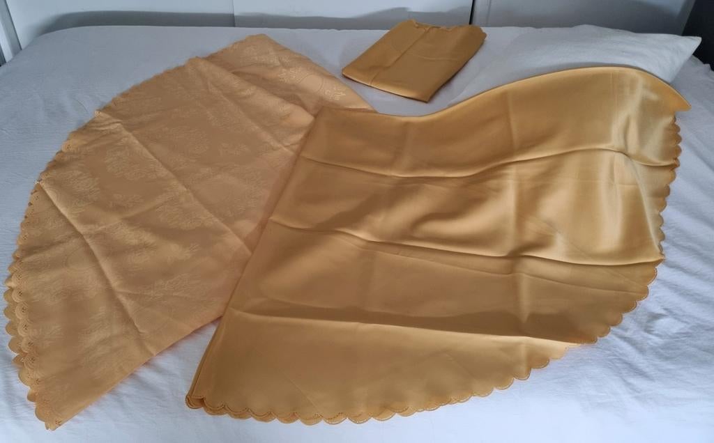 3 nieuwe goudkleurige ronde tafelkleden 170 cm, Huis en Inrichting, Ophalen of Verzenden, Nieuw, Rond, Binnen