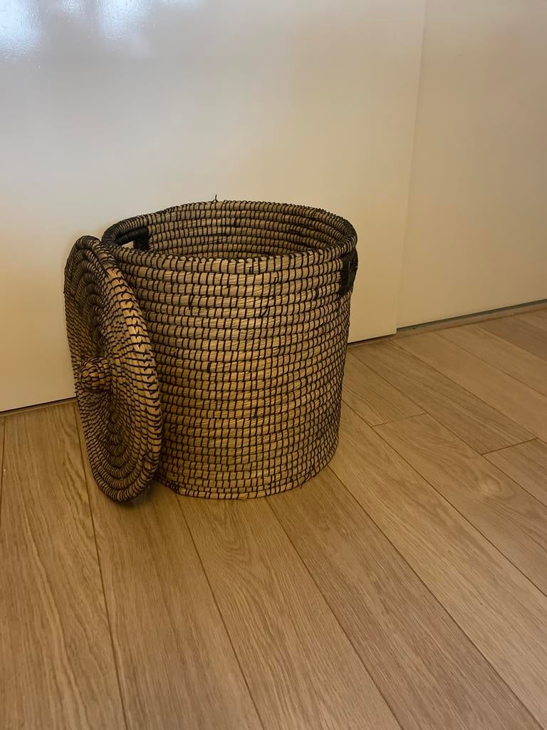 Grote rieten mand met deksel - Handgemaakt, Huis en Inrichting, Woonaccessoires | Schalen en Manden, Ophalen, Mand, Rond, Zo goed als nieuw