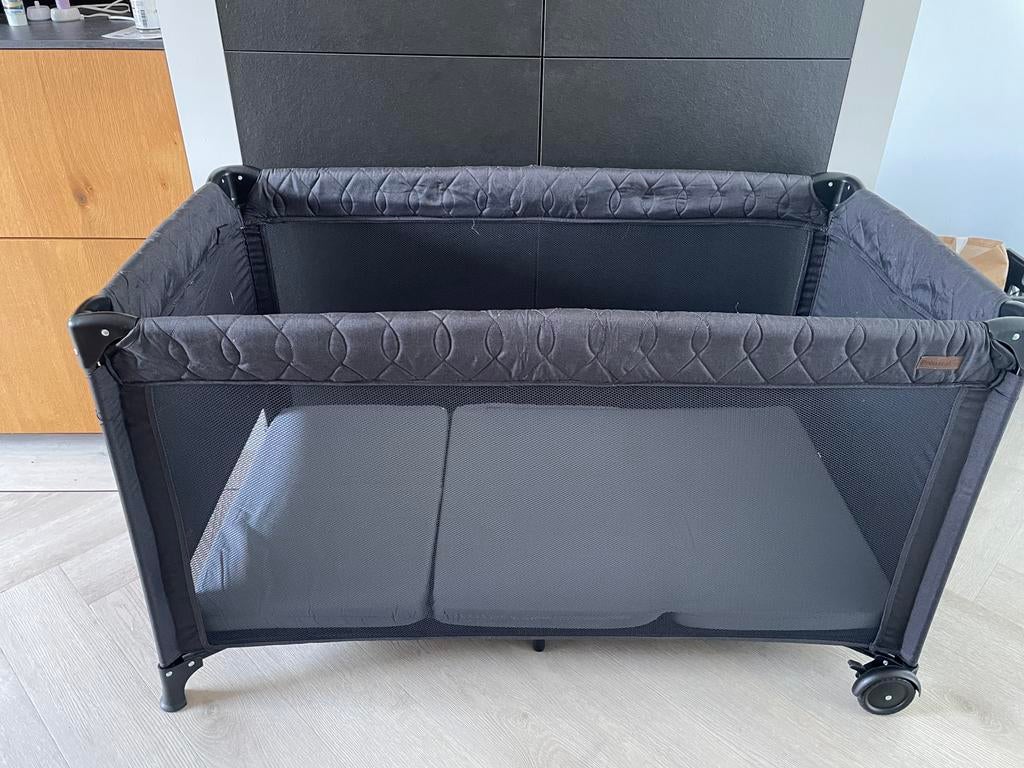 Campingbedje in hoogte verstelbaar en verrijdbaar zwart, Kinderen en Baby's, Babywiegjes en Ledikanten, Ophalen, Zo goed als nieuw