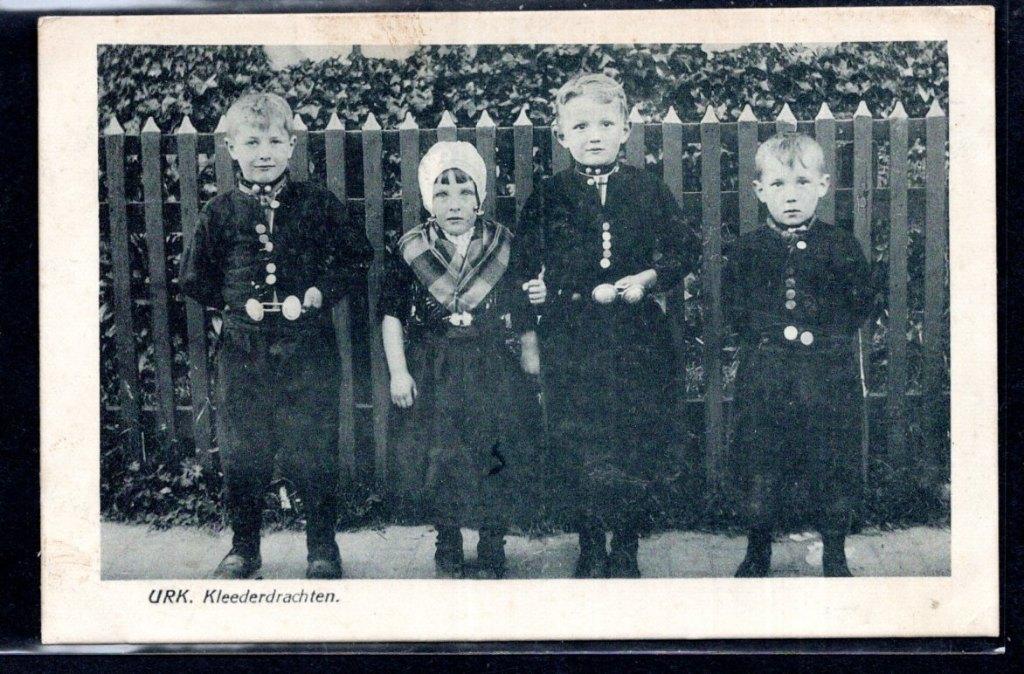 URK - 4 Kinderen in Urker Dracht. klederdrachten., Verzenden, 1960 tot 1980, Ongelopen