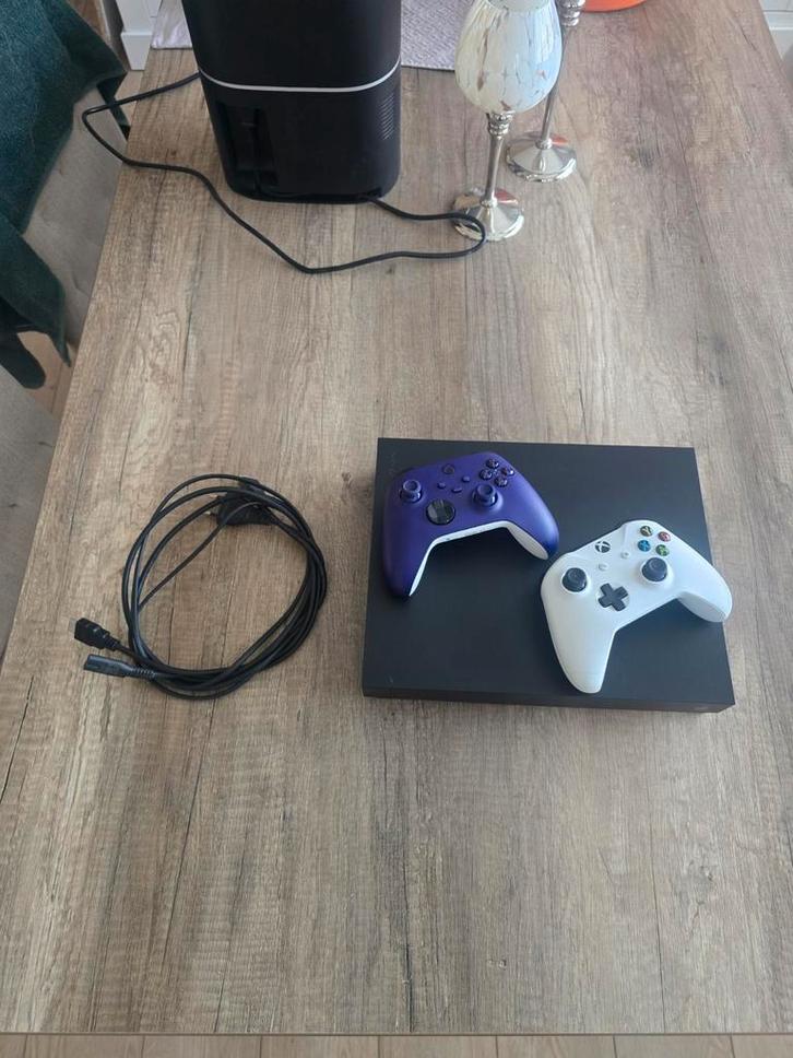 Xbox One X 1 Tb met 2 controllers en kabels, Spelcomputers en Games, Spelcomputers | Xbox One, Zo goed als nieuw, Ophalen of Verzenden