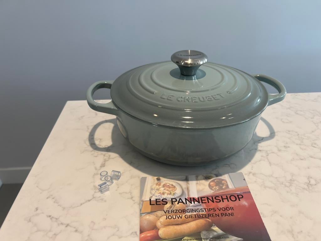 Lage braadpan van Le Creuset, 24 cm Sea Salt, Gebruikt, Gietijzer, Ophalen of Verzenden, Keramische plaat