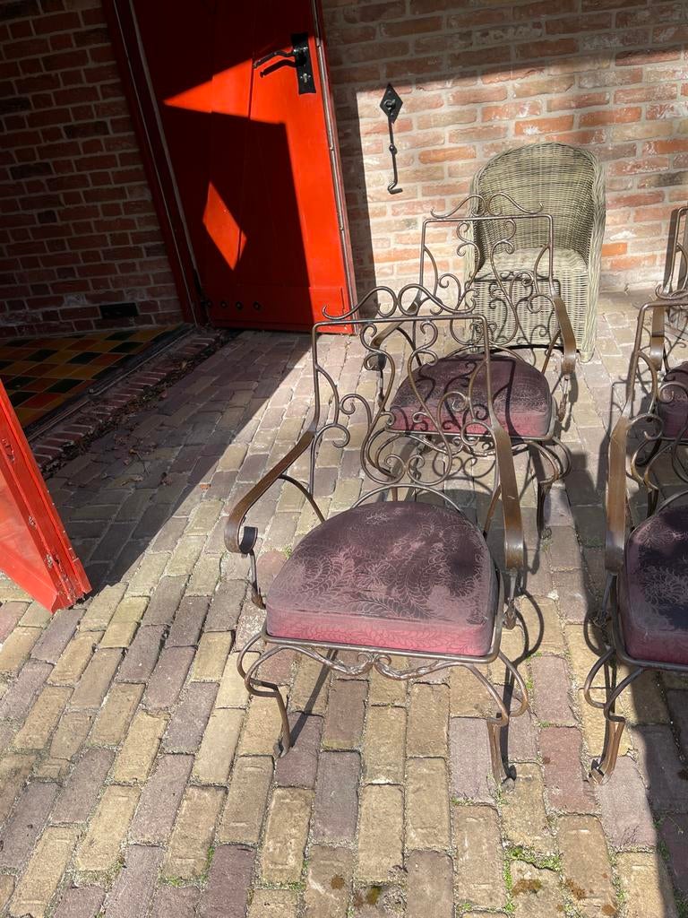4 smeedijzeren stoelen met ronde glazen tafel smeedijzer, Ophalen