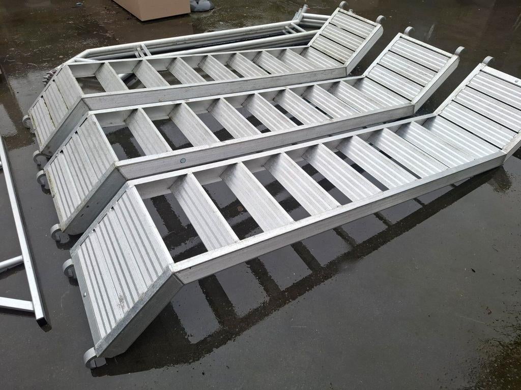 Te koop: Rolsteiger trappen inclusief leuningen 245/250, Doe-het-zelf en Verbouw, Ophalen of Verzenden, Zo goed als nieuw, Rolsteiger of Kamersteiger