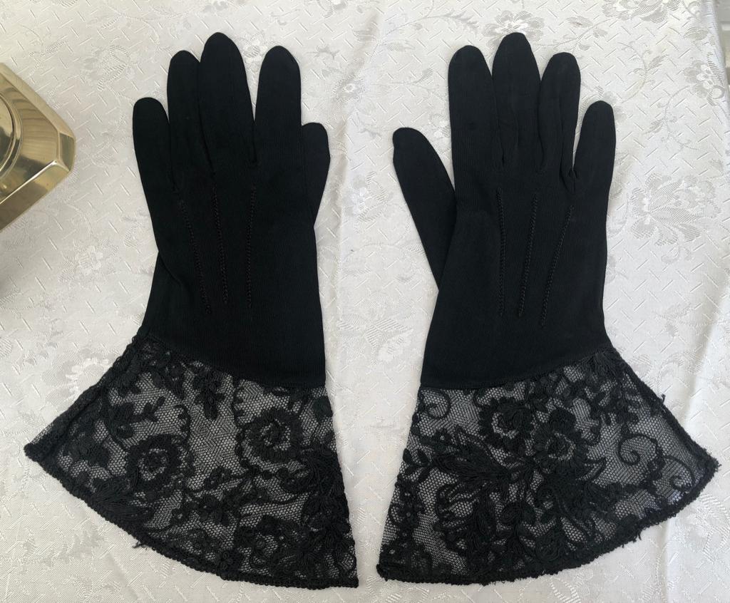Zwarte dames handschoenen met breed  kant - Jr 20, Antiek en Kunst, Antiek | Kleding en Accessoires, Dames, Ophalen of Verzenden