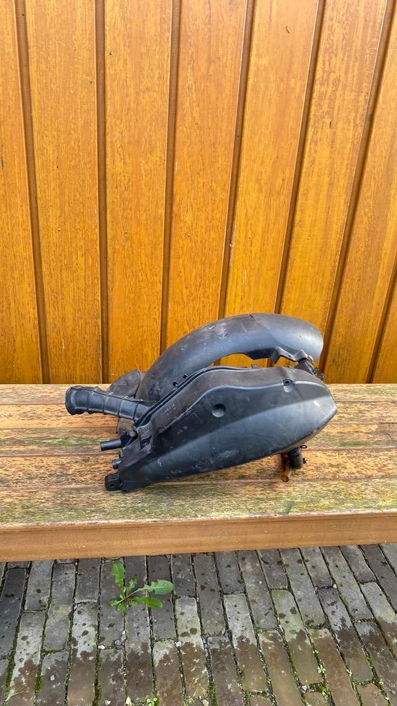 Luchtfilterdoos met spatbord sym mio 50, Fietsen en Brommers, Scooters | SYM, Mio, Gebruikt, Sym, Sym